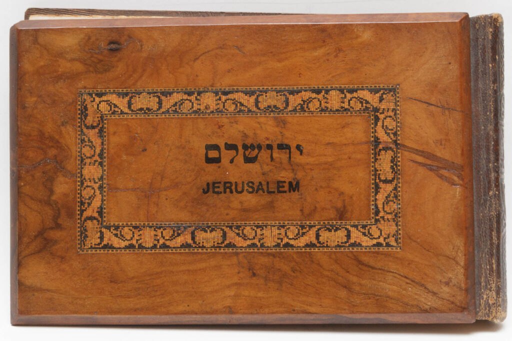 КП 35489. Альбом (гербарий) Название: «Blumen vom Heiligen Lande. Jerusalem» («Цветы из Святой Земли. Иерусалим») Место создания: Иерусалим Время создания: начало ХХ в. Материал: орех, картон, кожа, муар, бумага папирусная, растения высушенные Техника: сушка, резьба, интарсия, печать Размер: 10,5 х 17 см Музейная коллекция: «Предметы быта»
